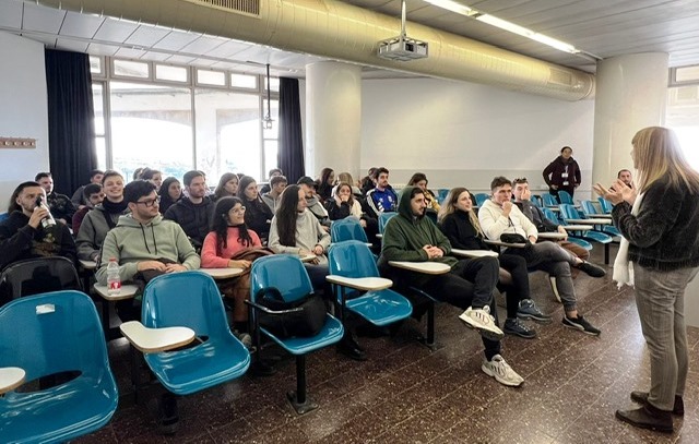 פרופ&#039; רות פיין במהלך הרצאתה על ההיסטוריה של החוג